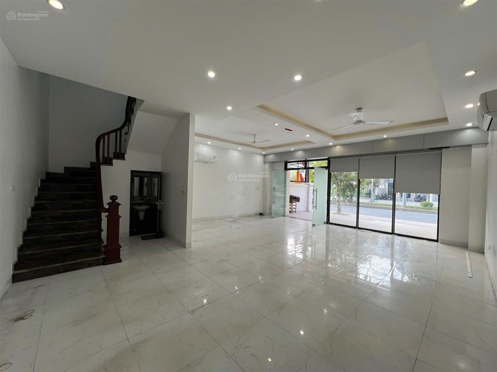 Cho thuê bt vinhomes ocean park 93m2, hoàn thiện 3 tầng 1 tum, vị trí đẹp, cách hồ 100m, giá 20tr