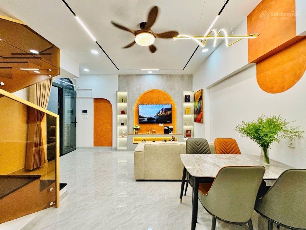 Sát hxh đường quốc lộ 13 thông xô viết nghệ tĩnh nhà đẹp 3 tầng 35m2, sd 100m2 nội thất vip 5.x tỉ