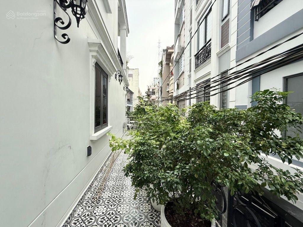 Nhà đẹp ở ngay sát mặt tiền đường xe hơi thông huỳnh văn bánh 60m2 , 3 tầng btct mới chỉ 9,7 tỉ tl