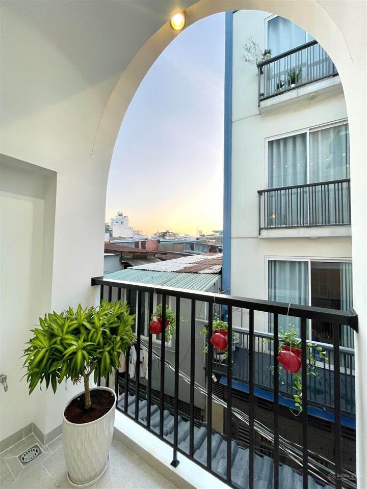Nhà đẹp ở ngay, sát mặt tiền 50m², 3t, full nội thất, bề ngang lớn, hẻm thông dân trí, hơn 6 tỉ