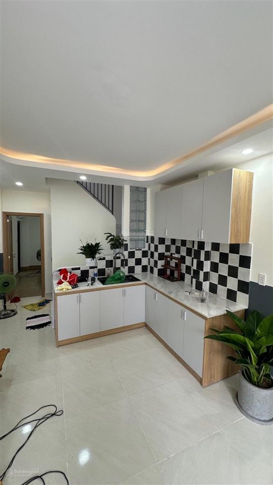 Nhà nguyễn văn công 1/, sát sân bay, đối diện bv 175  42m2 chỉ 5,6 tỷ nhỉnh