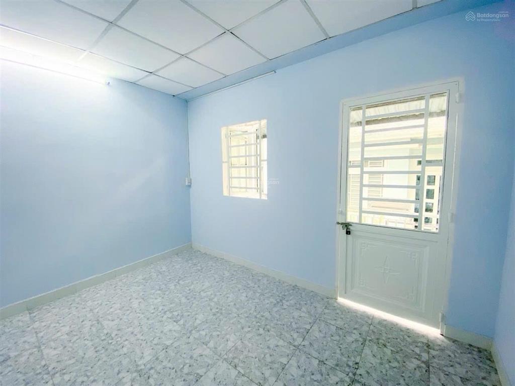 Nhà nguyễn trọng tuyển 1/ sát mặt tiền, 3 tầng btct, sd 70m2, chỉ hơn 4 tỷ nhỉnh. sẵn dòng tiền