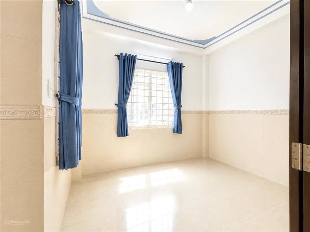 Ngay hoàng văn thụ  50m ra mặt tiền  4 tầng sân thượng btct hoàn công đủ  sd 80m2  3,8 tỷ