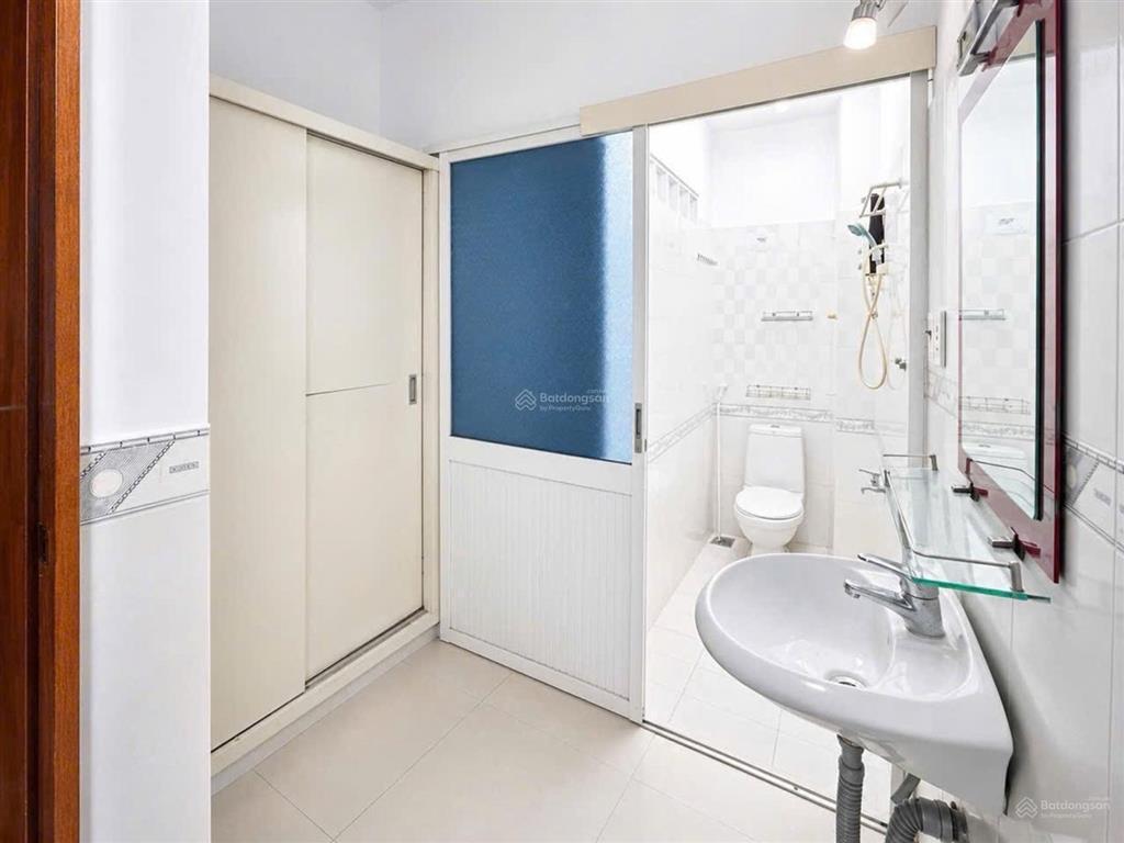 Ngay hoàng văn thụ  50m ra mặt tiền  4 tầng sân thượng btct hoàn công đủ  sd 80m2  3,8 tỷ
