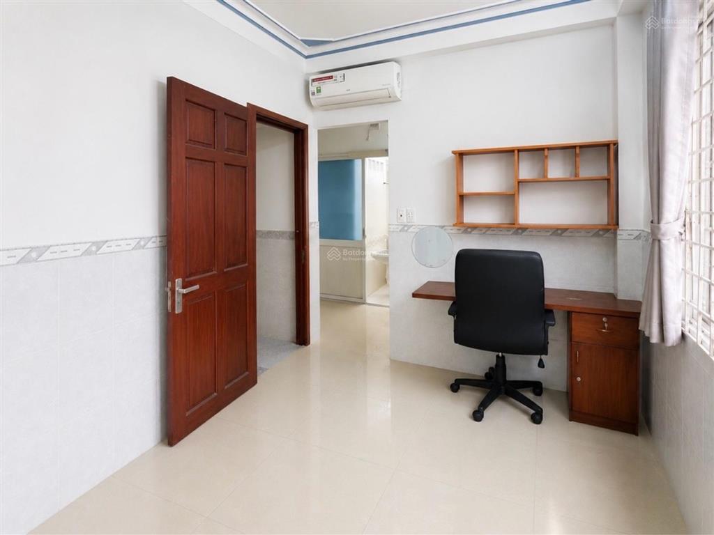 Ngay hoàng văn thụ  50m ra mặt tiền  4 tầng sân thượng btct hoàn công đủ  sd 80m2  3,8 tỷ