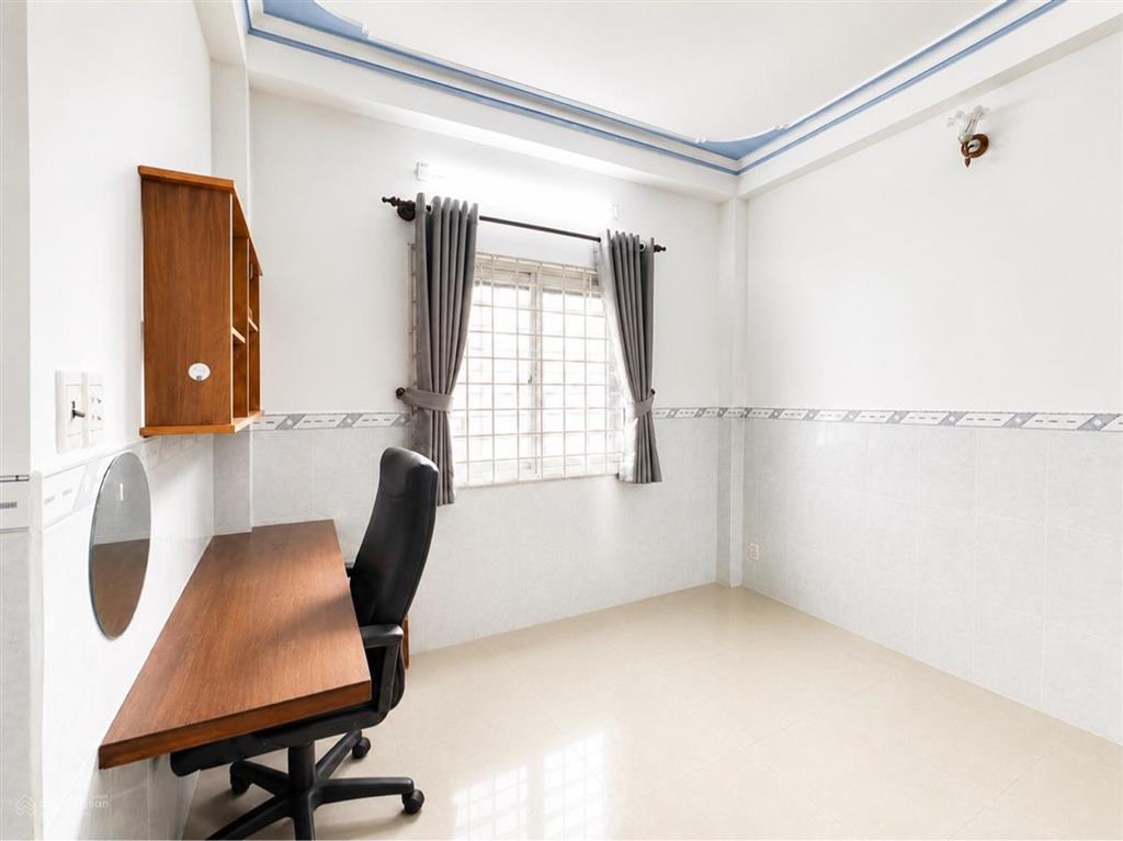 Ngay hoàng văn thụ  50m ra mặt tiền  4 tầng sân thượng btct hoàn công đủ  sd 80m2  3,8 tỷ