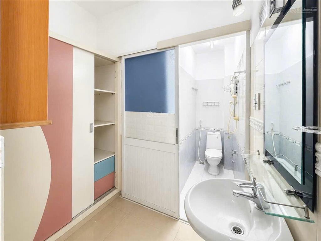 Ngay hoàng văn thụ  50m ra mặt tiền  4 tầng sân thượng btct hoàn công đủ  sd 80m2  3,8 tỷ