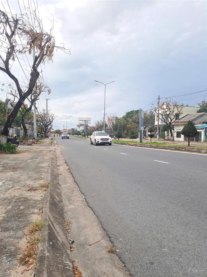 Cần bán gấp lô đất mặt tiền lạc long quân, trục chính của hội an, đất đẹp nở hậu 3 mặt đường.