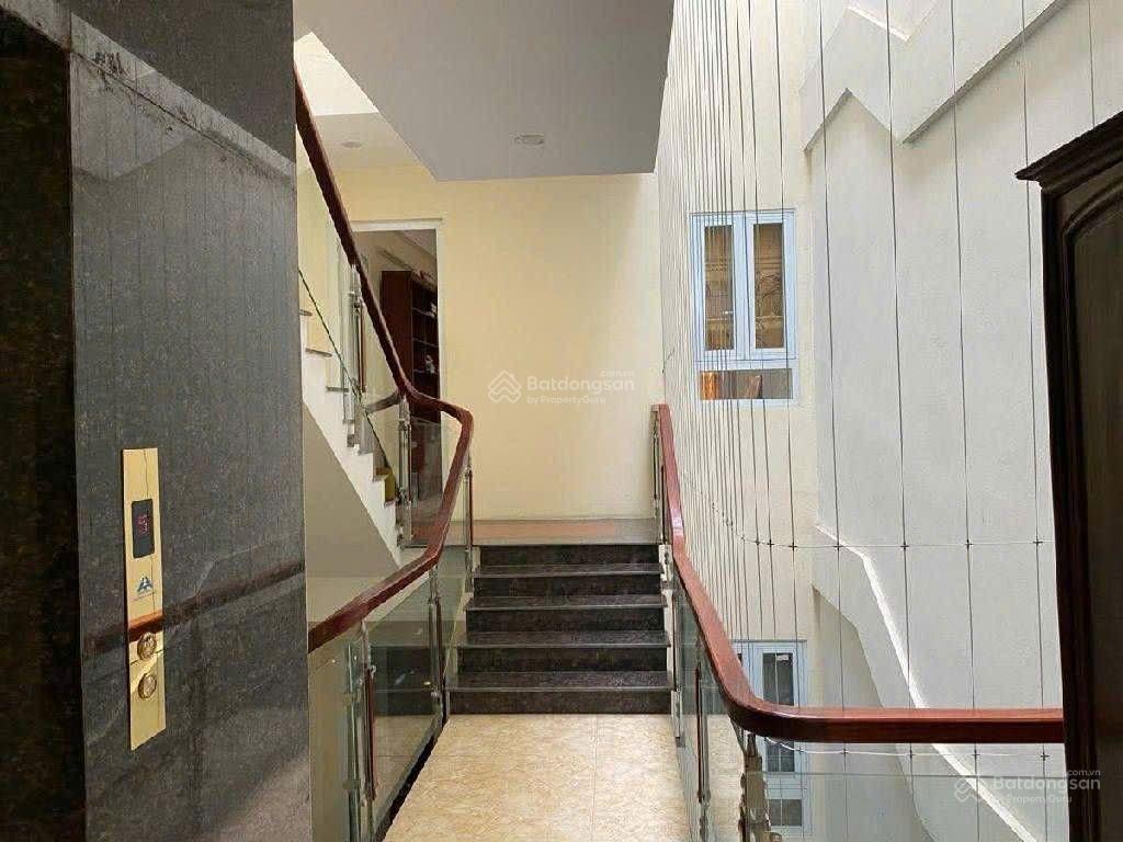 Bán phân lô quân đội phố hoàng sâm  nhỉnh 32 tỷ  dt 110m  ô tô  thang máy  2 thoáng