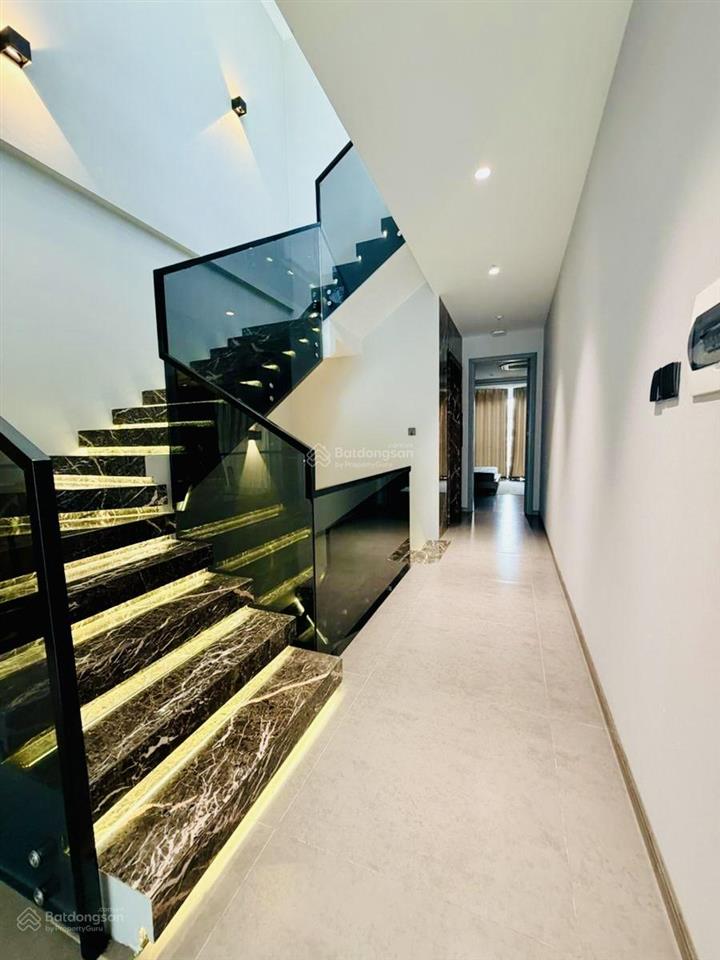 Nhà 6 tầng thang máy oto vào nhà tại phố nguyễn công hoan. 98m2 mt5,5m. giá 36 tỷ. 0793 198 ***