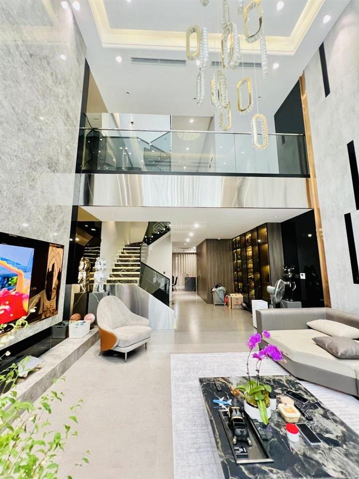 Nhà 6 tầng thang máy oto vào nhà tại phố nguyễn công hoan. 98m2 mt5,5m. giá 36 tỷ. 0793 198 ***