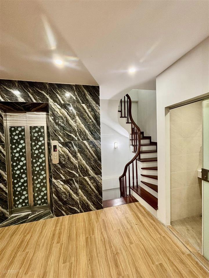 Chính chủ bán nhà phân lô nguyễn chánh  vỉa hè 4 ô tô tránh nhau  dt 70m2, 8tmt 5m. 0793 198 ***