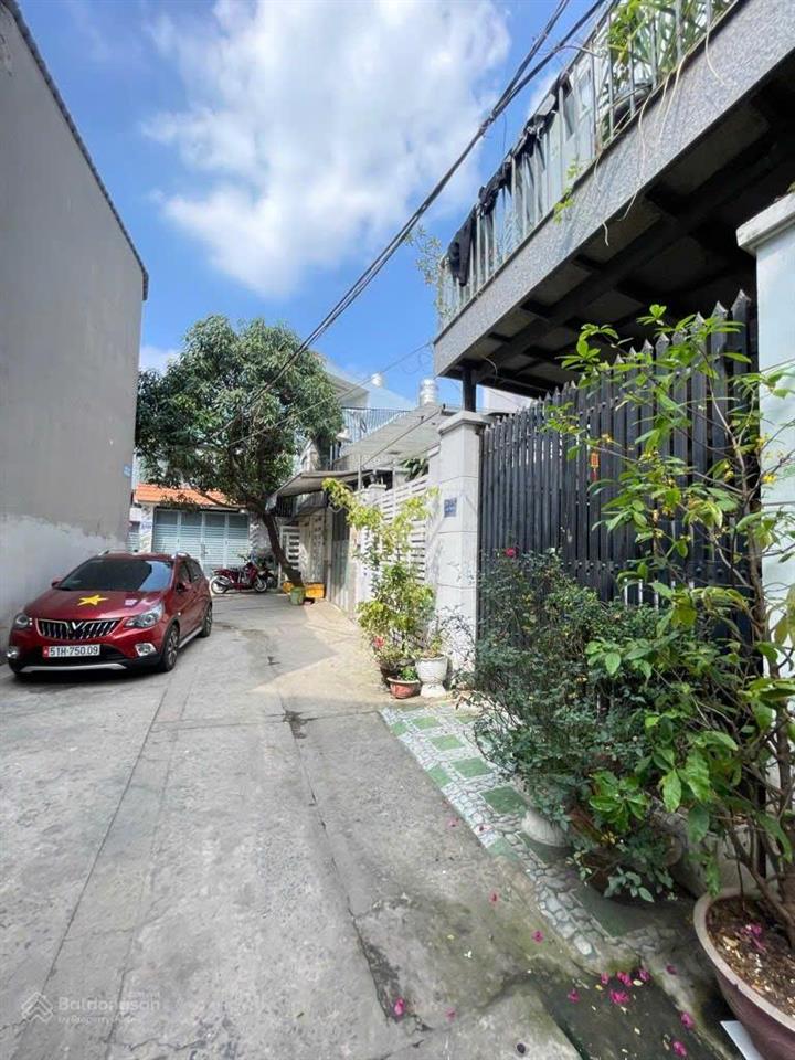 Nhà hẻm xe hơi  btct 3 tầng  3pn, 44m2  nhà còn mới ở liền  nhỉnh 3 tỉ