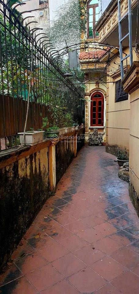 Nhà bán diện tích rộng 65m2  nhà cũ nhưng khung cột xây kiên cố.