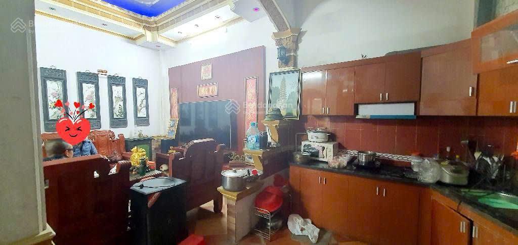 Nhà bán diện tích rộng 65m2  nhà cũ nhưng khung cột xây kiên cố.