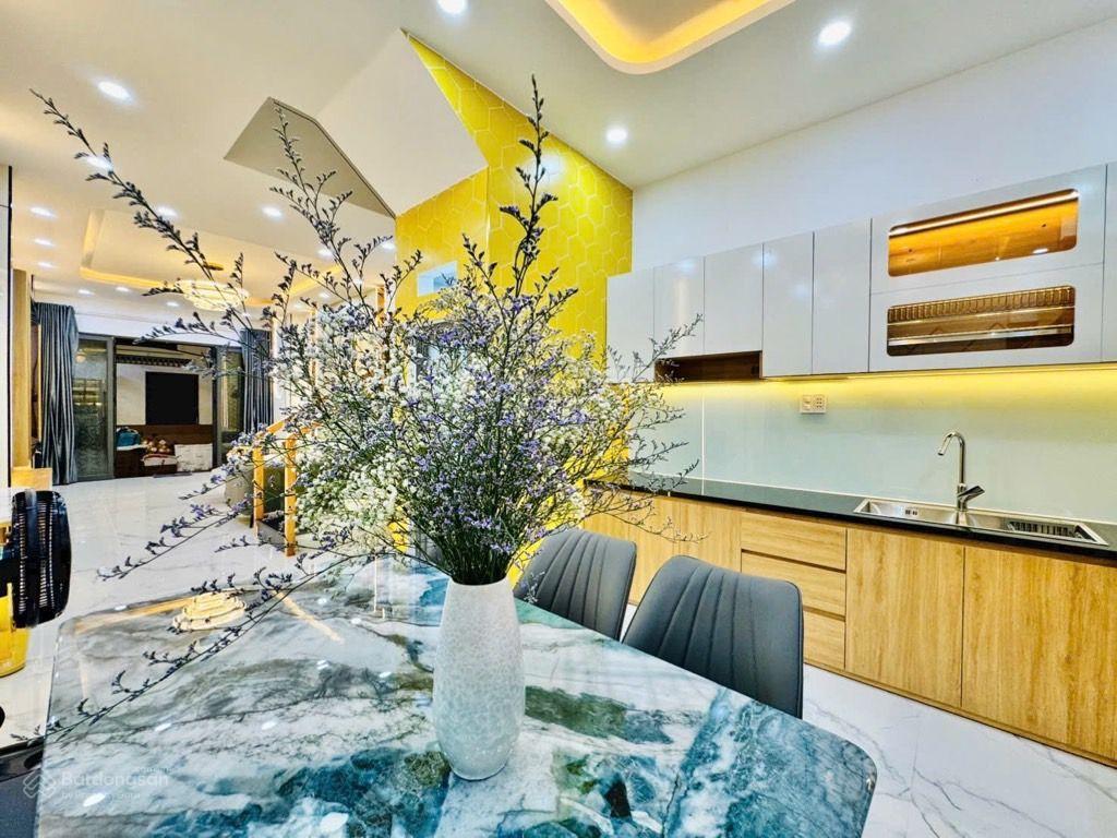 8,65 tỷ  siêu phẩm 5pn cho đại gia đình an cư  dt 50m2 sổ a4 vuông vức  đầy đủ nội thất