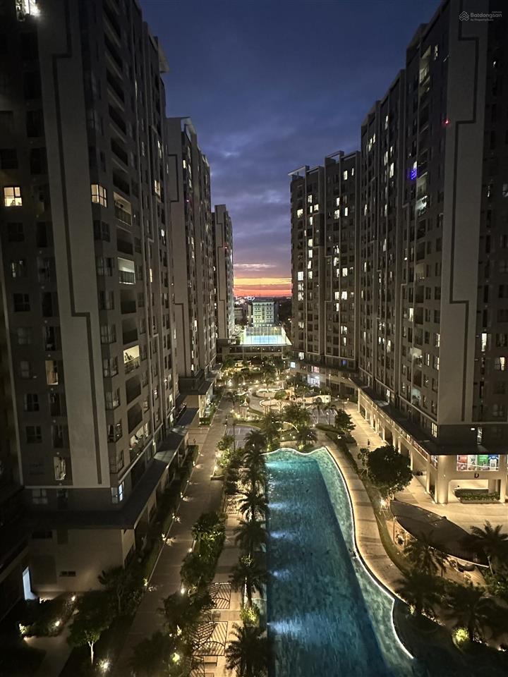 Căn block b1 tầng 9 view trực diện hồ bơi lớn.