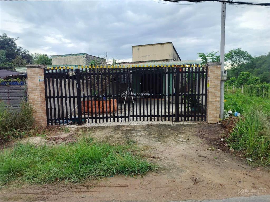 Nhà ở gắn liền với đất, thổ cư 100m2. diện tích trên sổ 397m2, ngoài ra có gần 100m2 giấy tay