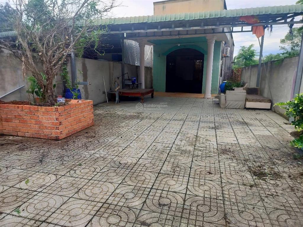 Nhà ở gắn liền với đất, thổ cư 100m2. diện tích trên sổ 397m2, ngoài ra có gần 100m2 giấy tay