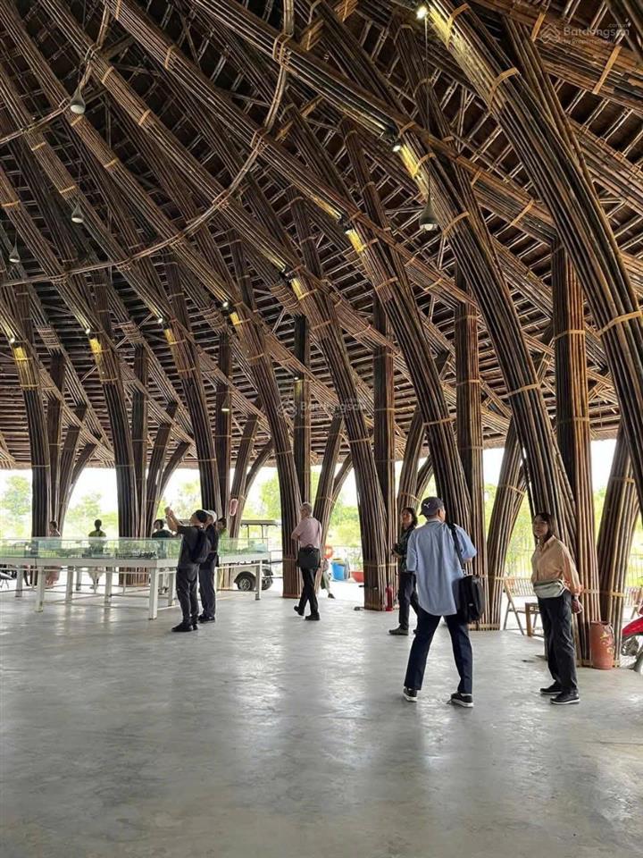Chủ cần bán căn biệt thự view hồ 200m2 ở dự án làng sen việt nam. sổ sẵn công chứng ngay