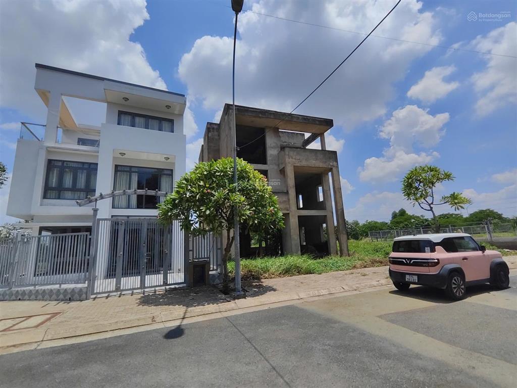 Chủ cần bán căn biệt thự view hồ 200m2 ở dự án làng sen việt nam. sổ sẵn công chứng ngay