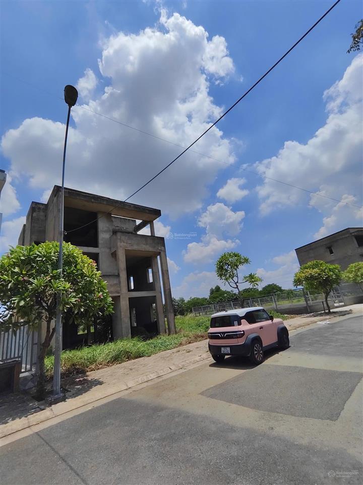 Chủ cần bán căn biệt thự view hồ 200m2 ở dự án làng sen việt nam. sổ sẵn công chứng ngay