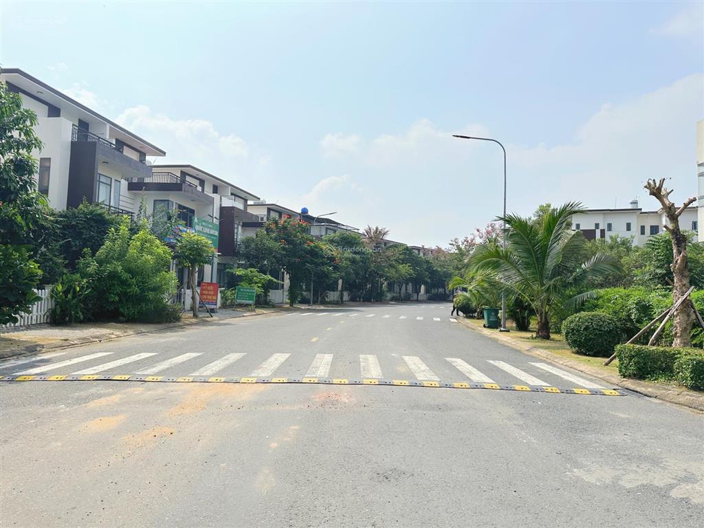 Bán nhanh lô đất nền góc 12x14. sổ sẵn công chứng ngay. ở trần anh riverside trung tâm bến lức
