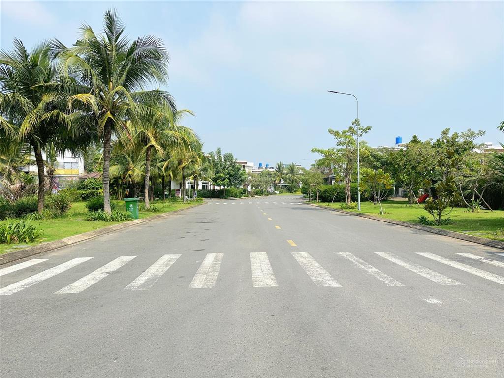 Bán nhanh lô đất nền góc 12x14. sổ sẵn công chứng ngay. ở trần anh riverside trung tâm bến lức