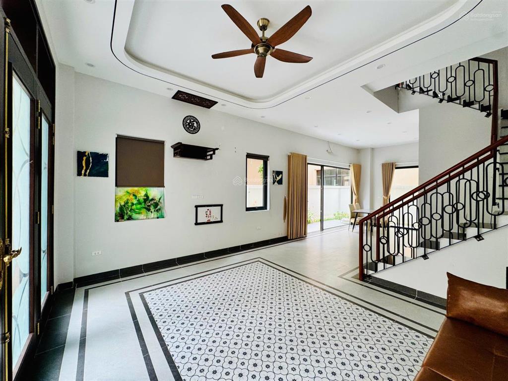 Cần tiền bán nhanh căn xẻ khe 91m , cạnh trường học, bán 12ty9 bao phí