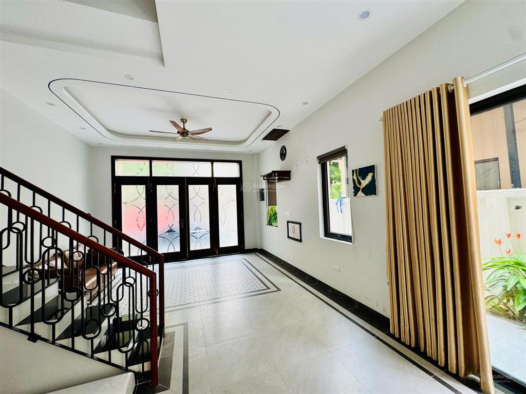 Cần tiền bán nhanh căn xẻ khe 91m , cạnh trường học, bán 12ty9 bao phí