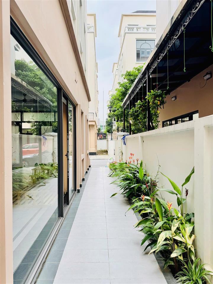 Cần tiền bán nhanh căn xẻ khe 91m , cạnh trường học, bán 12ty9 bao phí