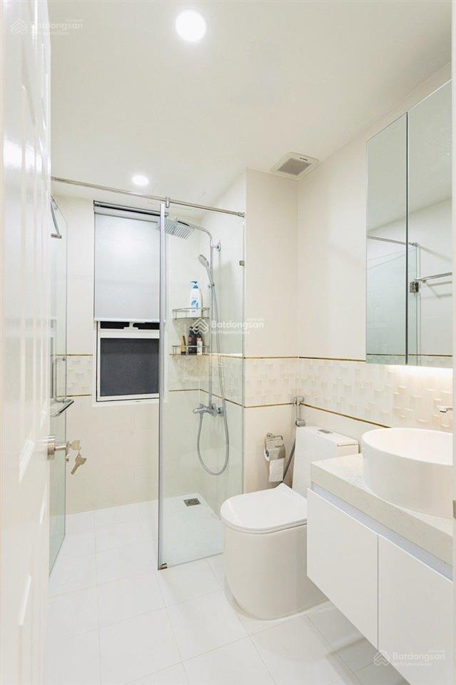 Gia đình cho thuê căn góc cc 312 lạc long quân q.11. dt 70m2 2p 2wc. giá 8tr. 0779 186 ***