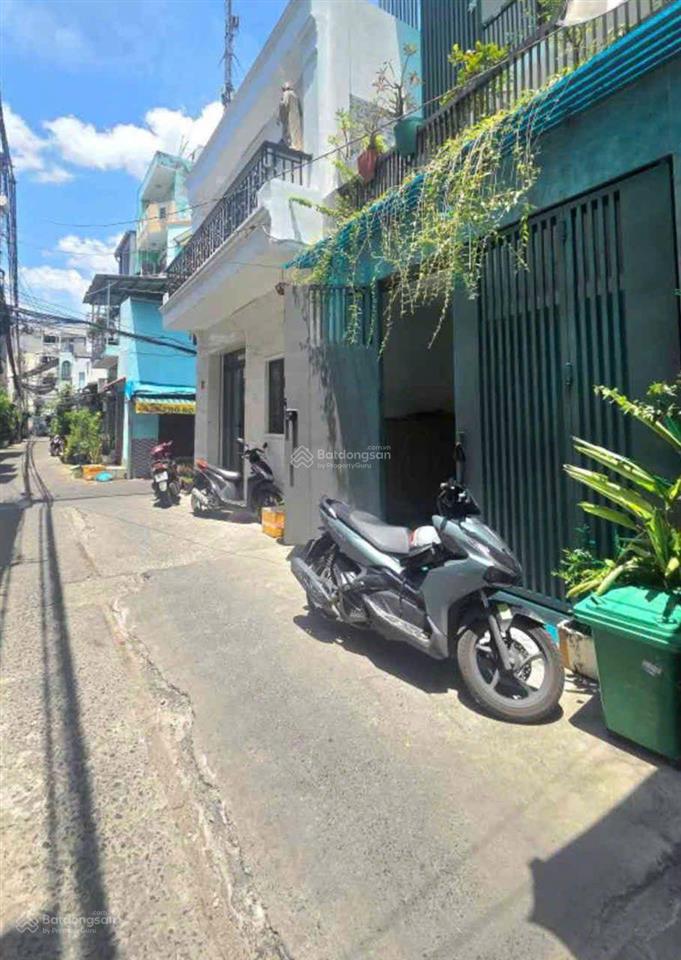 Đường xe hơi nhà 3 tầng lạc long quân gần đầm sen q11