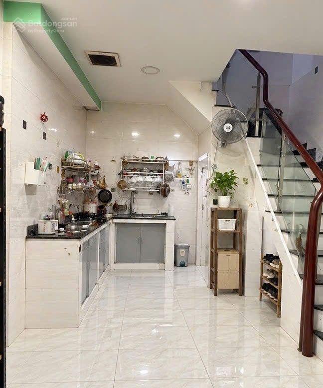 Nhà lý thường kiệt tân bình đường 8m thông 3 tầng đúc bê tông.
