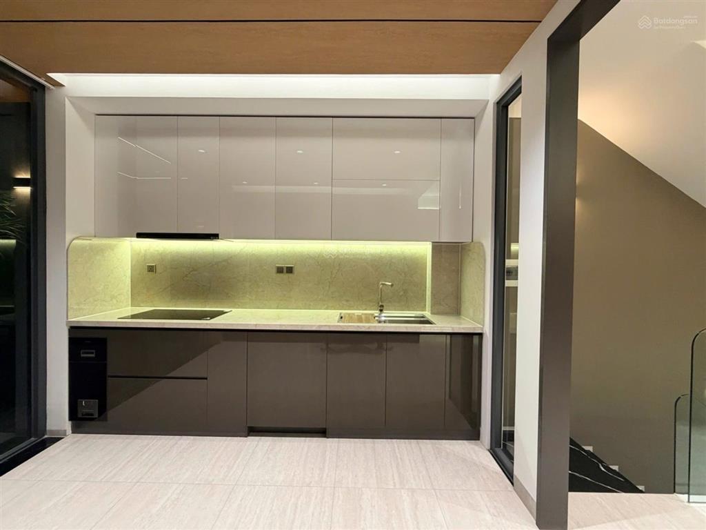 Siêu phẩm mặt tiền đường nhựa nội thất cao cấp thang máy nhà mới dọn vào ở ngay