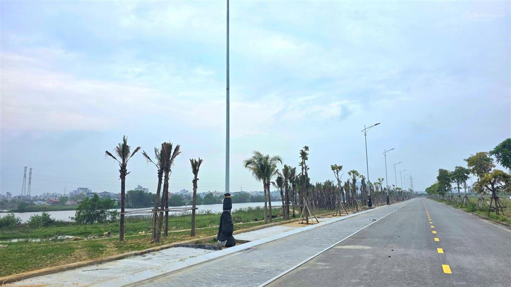 Bán 120m2 (5x24m) mt võ chí công  đường 33m  lý tưởng mở gara, showroom...