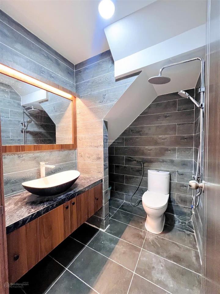 Mặt tiền 12m trần thủ độ  nhà mới 100% 4pn, 3wc, vị trí đẹp xe hơi vào nhà.