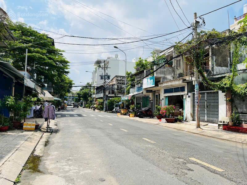 Mặt tiền 12m trần thủ độ  nhà mới 100% 4pn, 3wc, vị trí đẹp xe hơi vào nhà.