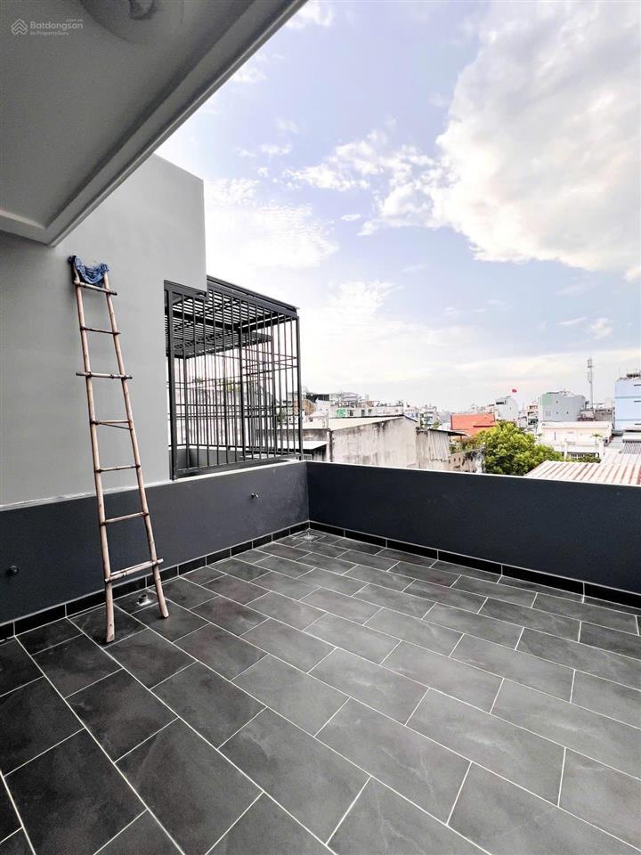 Mặt tiền 12m trần thủ độ  nhà mới 100% 4pn, 3wc, vị trí đẹp xe hơi vào nhà.