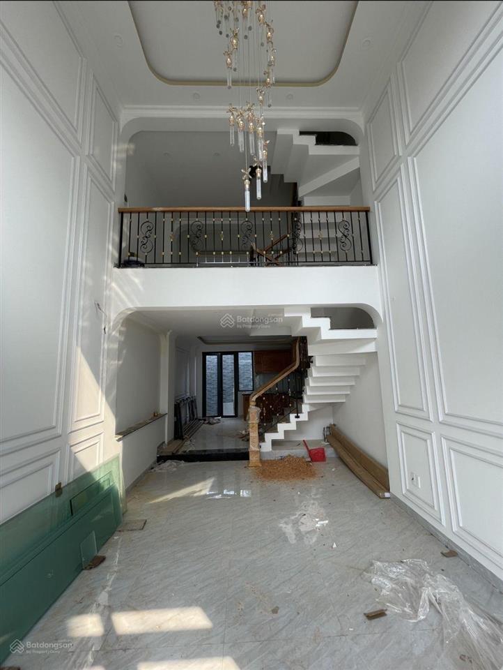 Sát chợ hiệp bình  đường 7m có vỉa hè  5 tầng thang máy  chỉ 8.5 tỷ