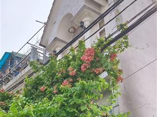 Hơn 3 tỷ tìm đâu ra nhà 3 tầng,45m2 thủ đức ngang 4.5m  sổ hồng riêng, hẻm xe hơi.