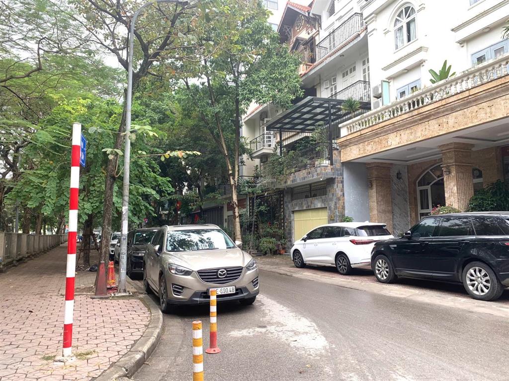 Mặt phố  trung hoà  105m2  mt5.5m  56.5 tỷ  vỉa hè  ô tô dừng đỗ  chủ bán gấp trước tết !!!