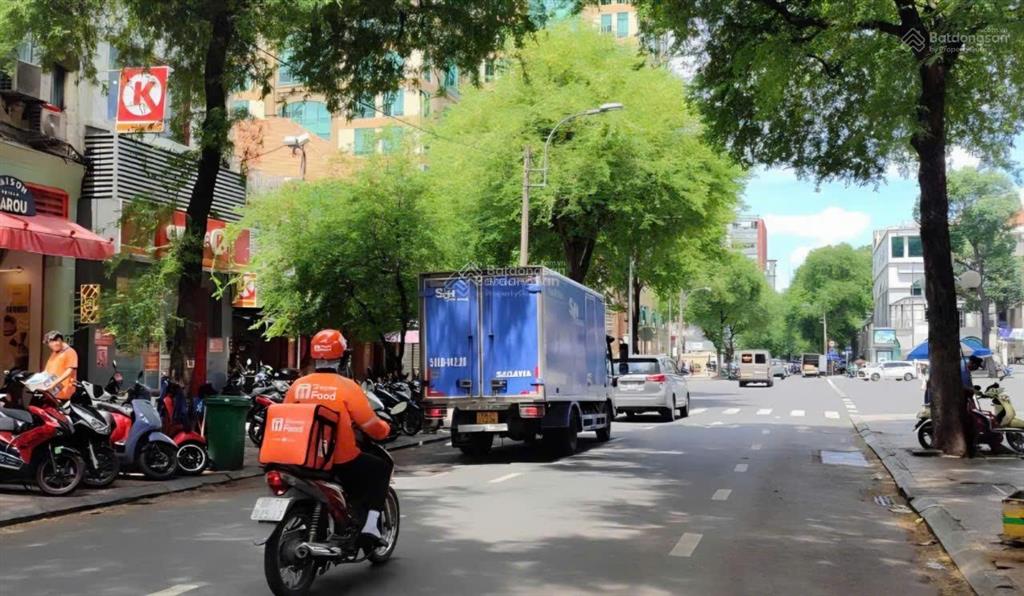 Hàng hiệu nhà mặt tiền nguyễn du  đối diện nhà thờ đức bà  bưu điện hàng hiệu