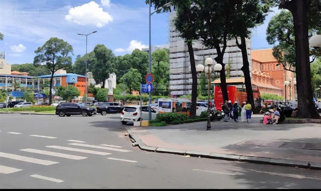 Hàng hiệu nhà mặt tiền nguyễn du  đối diện nhà thờ đức bà  bưu điện hàng hiệu