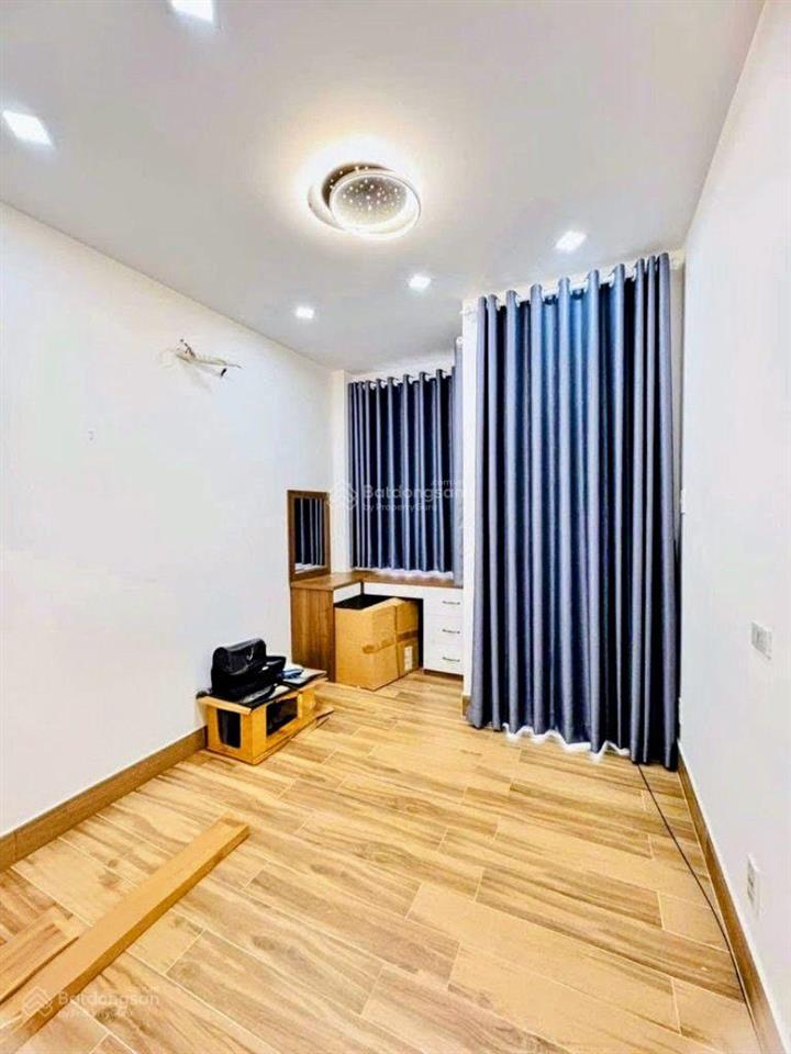 Nhà mới đẹp, hẻm rộng hơn 5m. đường dương bá trạc. 4 tầng, 4pn. đúc kiên cố.
nhỉnh 7 t.ỷ