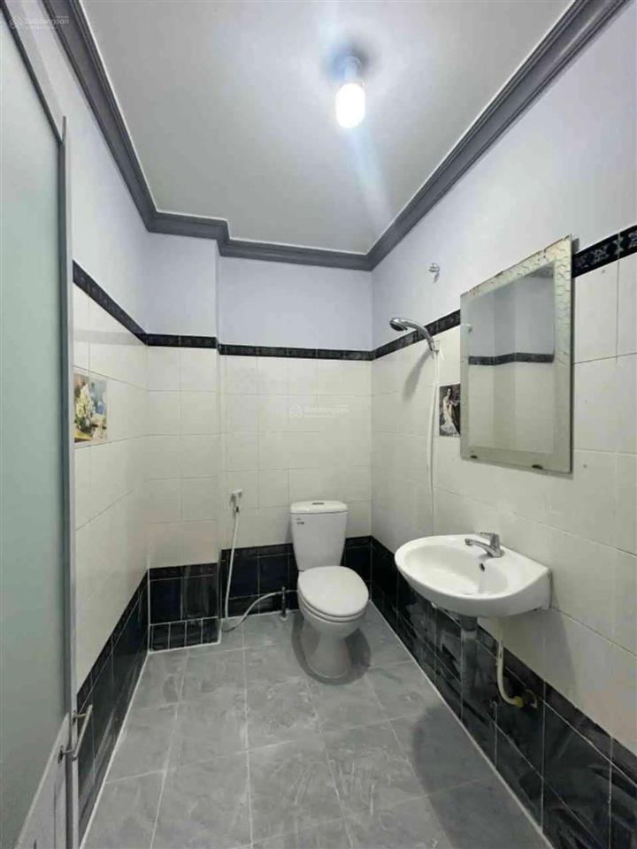 Quận 11 $ giảm giá mới 7.18 tỷ tl
bán nhà lạc long quân  nhà đẹp ở ngay  3 tầng có sân thư