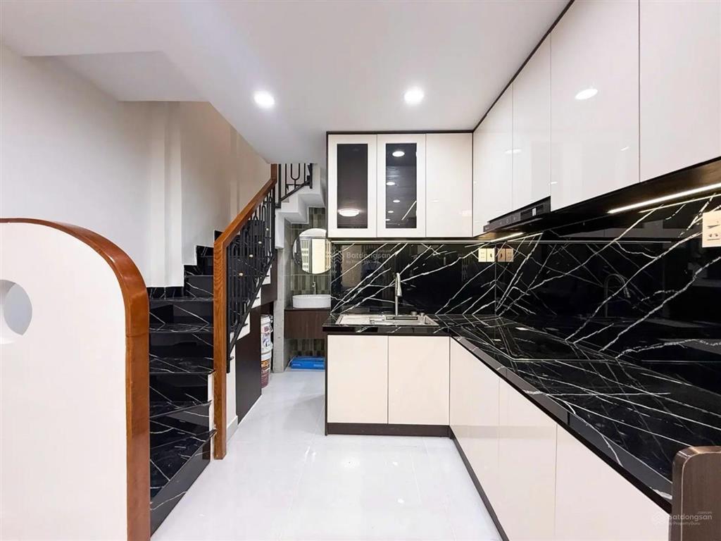Quận 10lý thái tổ $ 5.5 tl
dt21 m2( 3.2 7) kết cấu trệt, 3 lầu. gồm 3pn, 4wc, pk, bếp, p