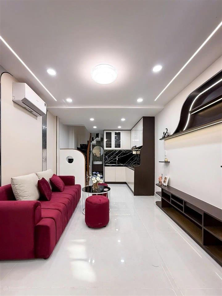 Quận 10lý thái tổ $ 5.5 tl
dt21 m2( 3.2 7) kết cấu trệt, 3 lầu. gồm 3pn, 4wc, pk, bếp, p