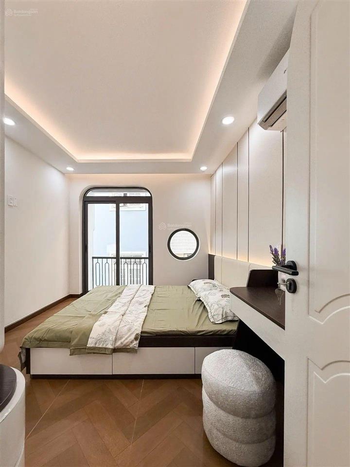 Quận 10lý thái tổ $ 5.5 tl
dt21 m2( 3.2 7) kết cấu trệt, 3 lầu. gồm 3pn, 4wc, pk, bếp, p