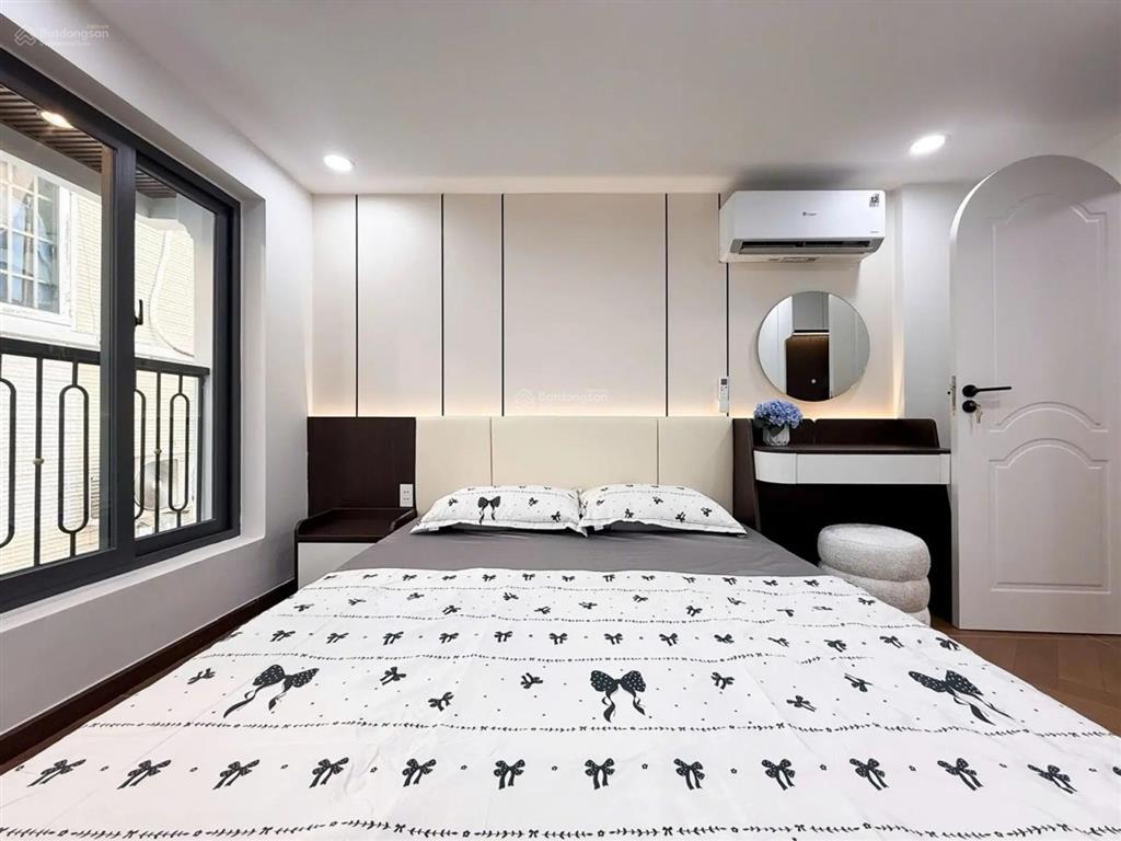 Quận 10lý thái tổ $ 5.5 tl
dt21 m2( 3.2 7) kết cấu trệt, 3 lầu. gồm 3pn, 4wc, pk, bếp, p